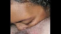 Нежный секс темноволосой женщины с бритой киской и молодого мужчины